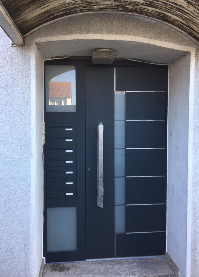 Sonderbau: Tür mit Briefkästen im Seitenteil