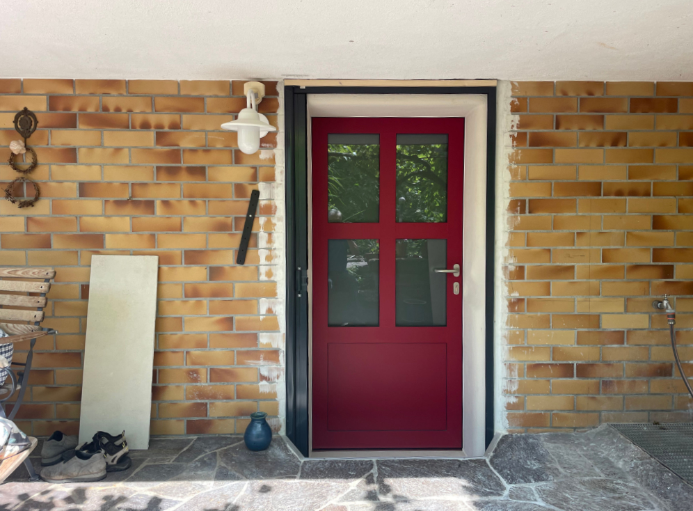 Sonderbau: Rote Tür mit Sprossen