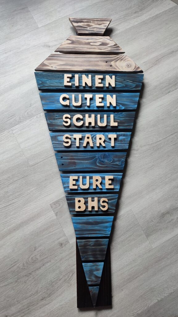 blaue Zuckertüte aus Palettenholz