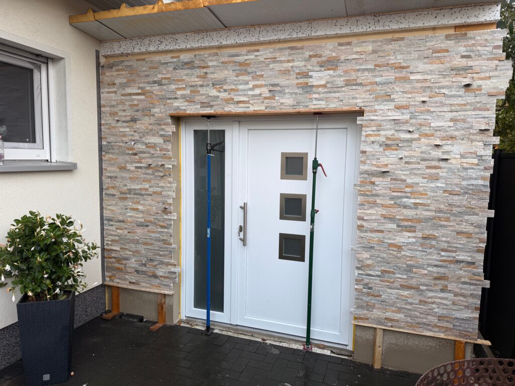 Asymmetrische Haustür mit Vollglas Standflügel