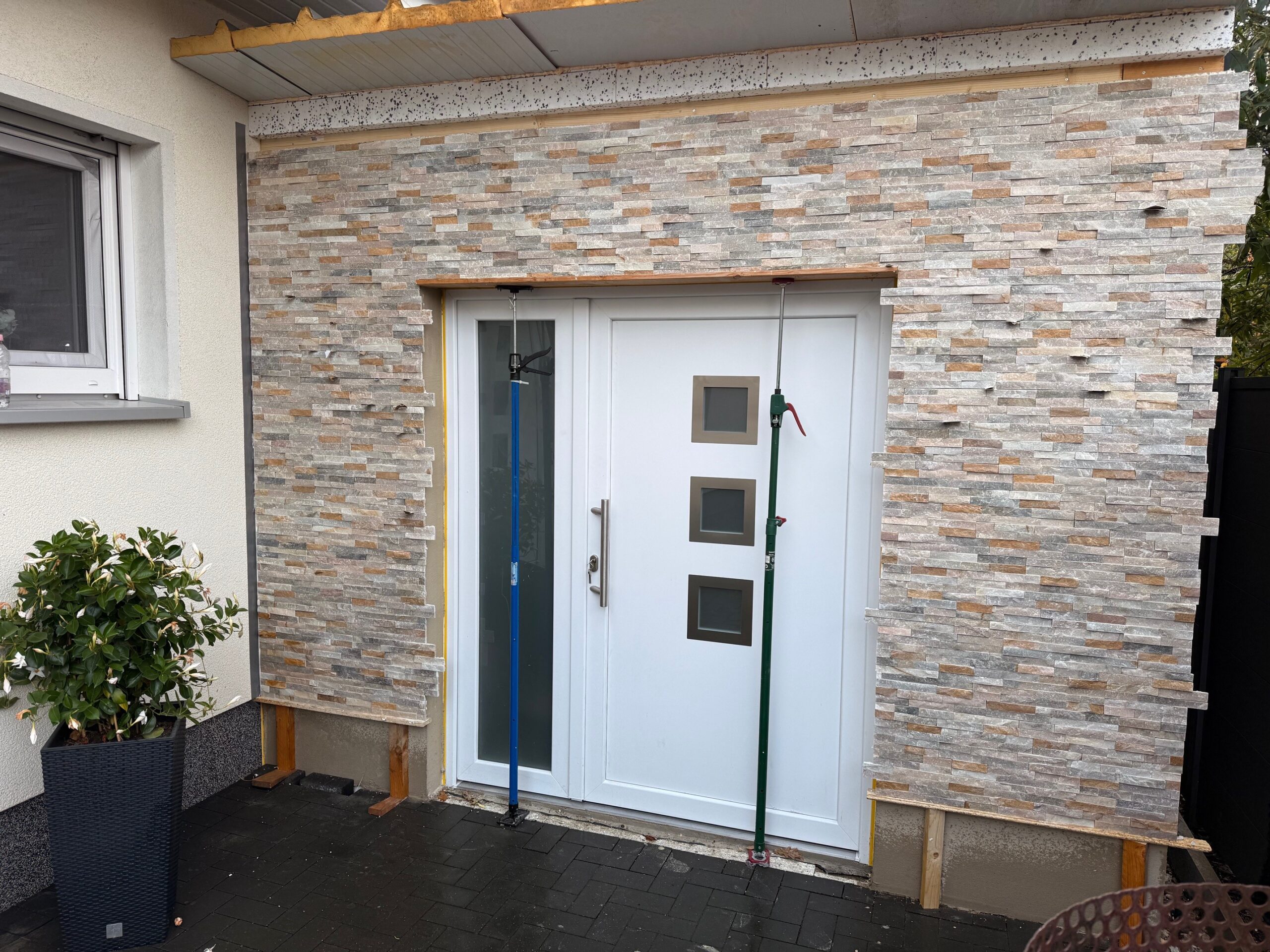 Asymmetrische Haustür mit Vollglas Standflügel