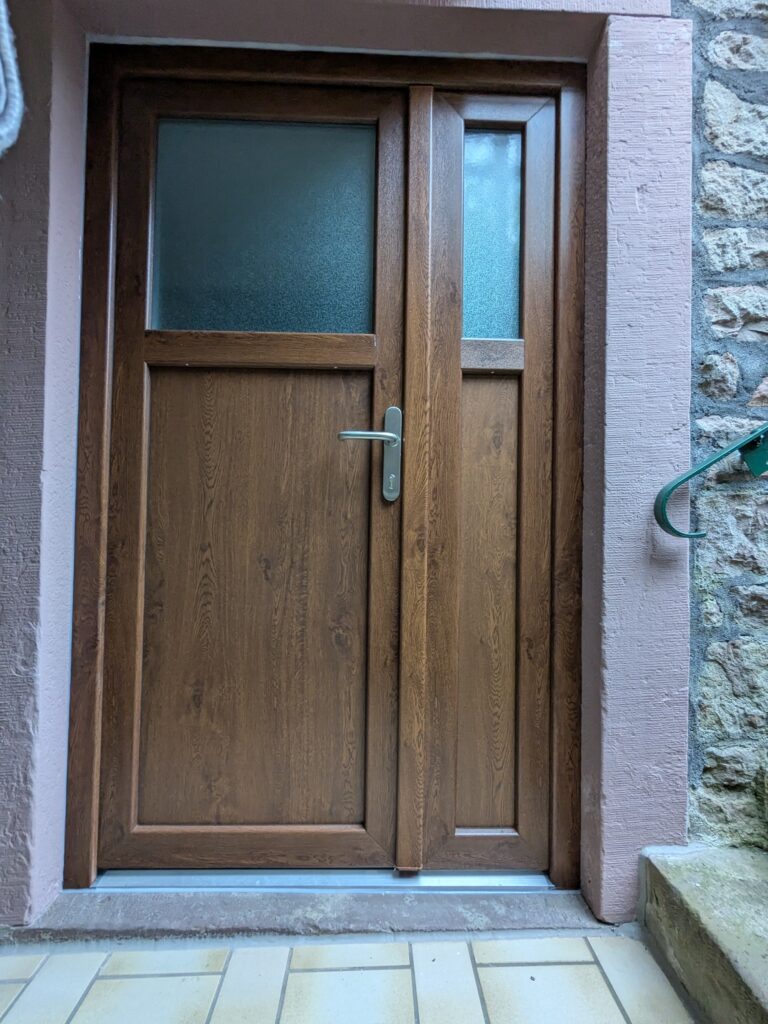 Zweiflügelige Kunststofftür asymmetrisch Holzdekor Golden Oak